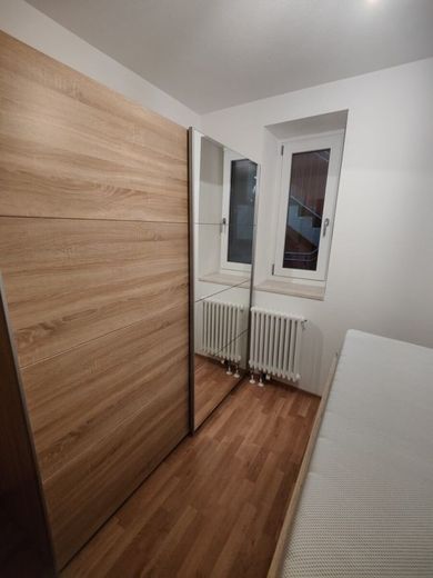 Wunderschöne 2-Zimmer-Wohnung in nördlicher Burgau – Schlafzimmerschrank zur Ablöse