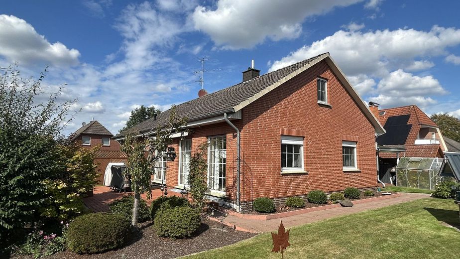Zadbany dom jednorodzinny w Dörverden-Westen z dużym ogrodem, piwnicą i garażem – Gartenansicht Süd-West
