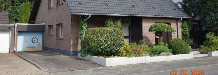 Großes freistehendes Einfamilienhaus mit schönem Garten in bevorzugter Lage in Bergheim/Erft – Gesamtfront incl. Garage