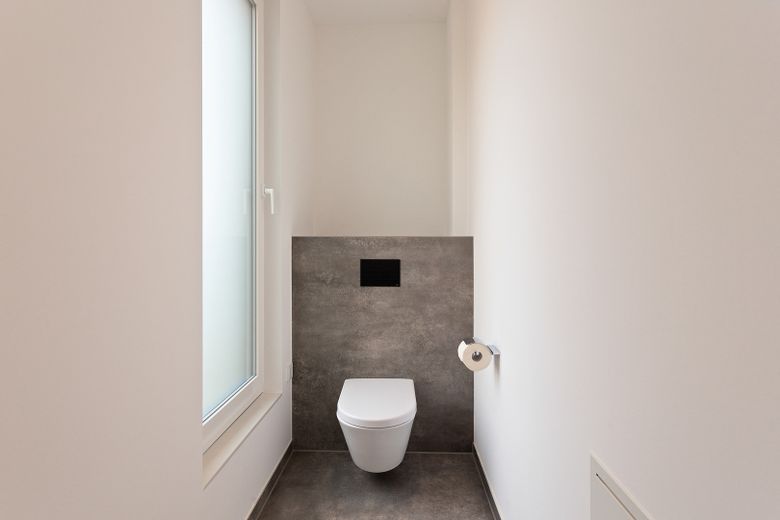 Exklusives Einfamilienhaus mit hochwertiger Ausstattung, 2 PKW Stellplätzen und kleinem Garten – WC im DG