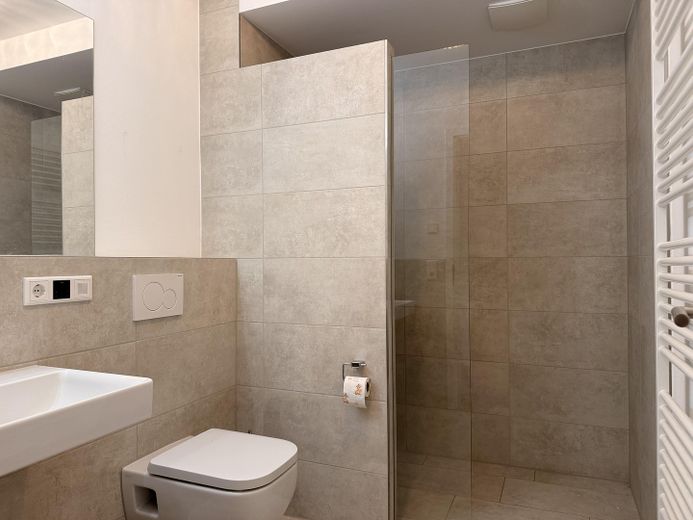 Neuwertige, freizügige Wohnung mit Ausblick *provisionsfrei* - Ab sofort. – Bad & Dusche & WC