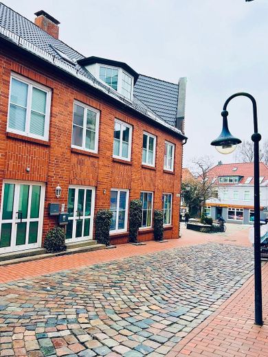 Provisionsfrei- Modern-energetisch-attraktiv Wohn/Geschäftshaus – grosse helle Fensterflächen