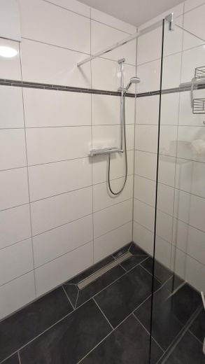 Zrównoważony komfort mieszkania – pełne światła 4-pokojowe mieszkanie w nowym budownictwie, w tym wallbox – Gästebad
