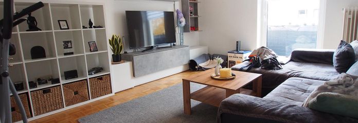 Wohnzimmer mit Balkon