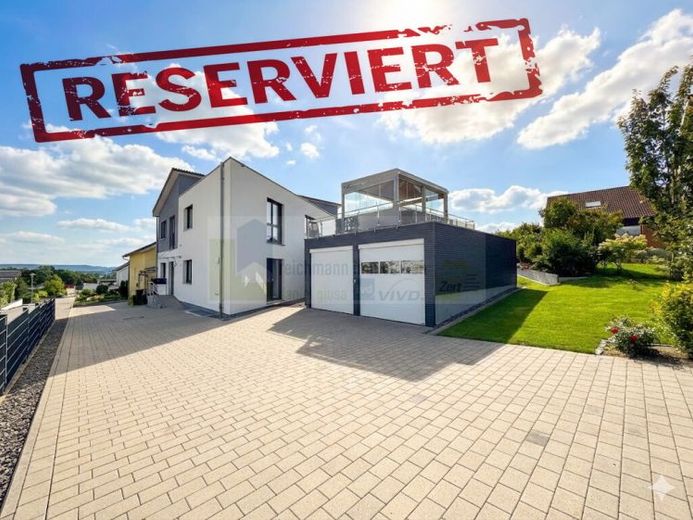 Jung, hochwertig, energieeffizient: Moderne 5-Zimmer-Komfortwohnung mit Garten, Garage und Stellplatz in begehrter Wohnlage Donaueschingens – Toplage! – Foto 1