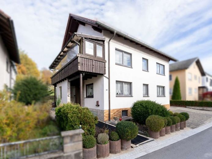 Großes Wohnhaus in ruhiger Lage von Sonnefeld! – Foto 1
