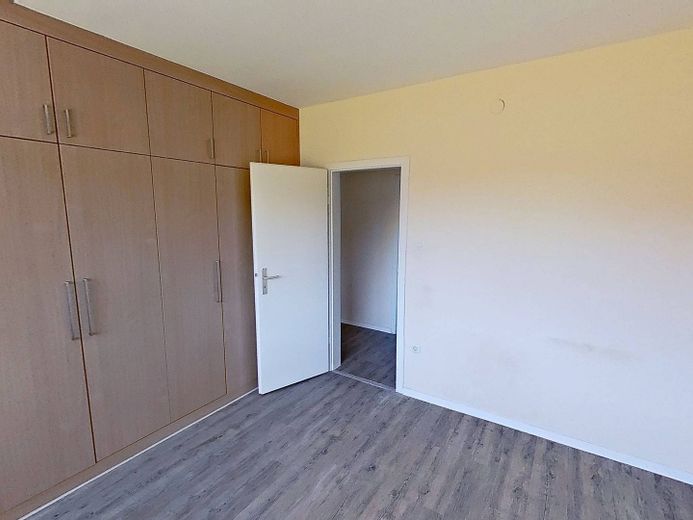 Komfortabel im Erdgeschoss: Helle 3-Zimmer-Wohnung mit Tageslichtbad (Wanne + Dusche) – Ansicht II: Schlafzimmer I