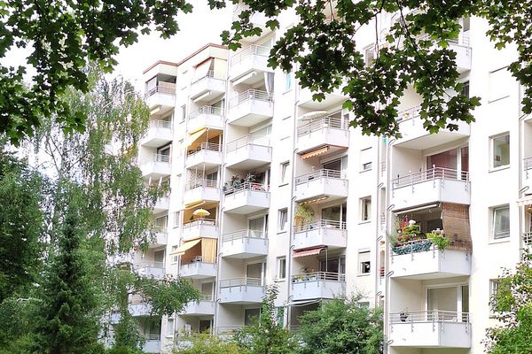Hochwertig komplettsanierte 3-Zi. Erdgeschossterrassenwohnung in München, Fürstenried, am Waldrand