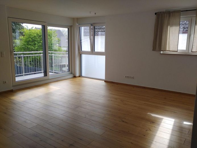Stylowe mieszkanie w nowoczesnym domu czterorodzinnym w Eberstadt – Wohn und Essbereich