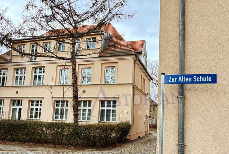 Wohnen in der alten Schule in ruhiger Lage – Titel