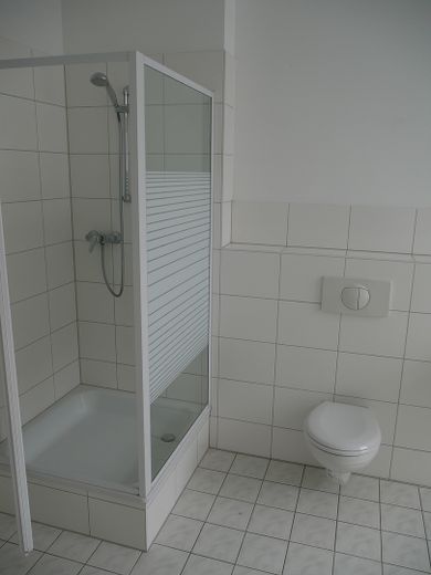 DD-Cotta: Attraktive, großzügige 4-Raum-Wohnung mit Einbauküche und privatem Gartenanteil ! – Bad