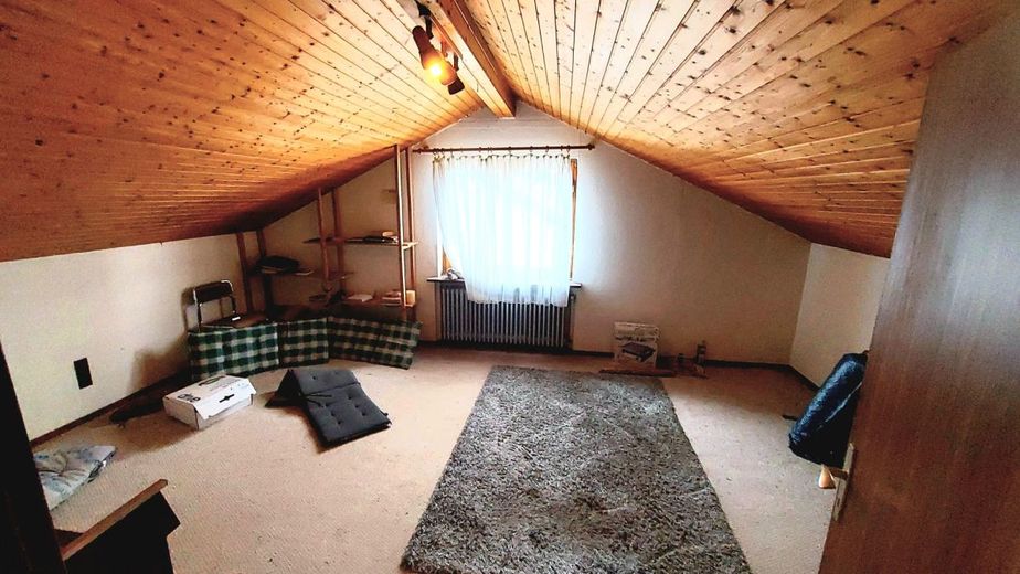 Großzügiges Einfamilienhaus mit ca. 225 m² Wohnfläche, Garten &amp; sehr günstigem Erbbauzins – DG Zimmer 2