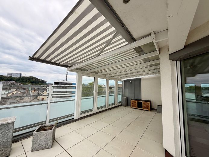 Limburg şehir merkezinde lüks penthouse – 196 m², katedral manzarası, whirlpool ve Gaggenau mutfak – Terrasse mit Markise