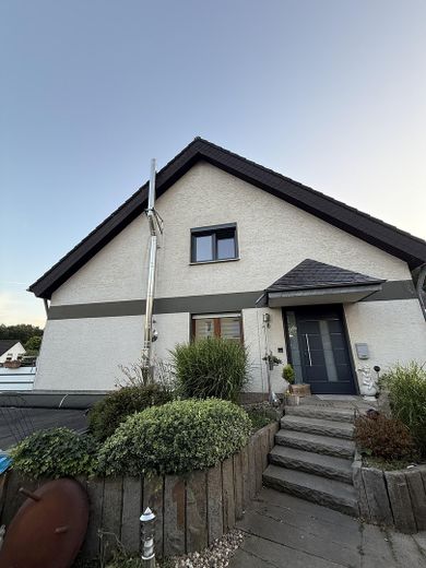 Spacious semi-detached house with garden in a sought-after residential area – Foto 1