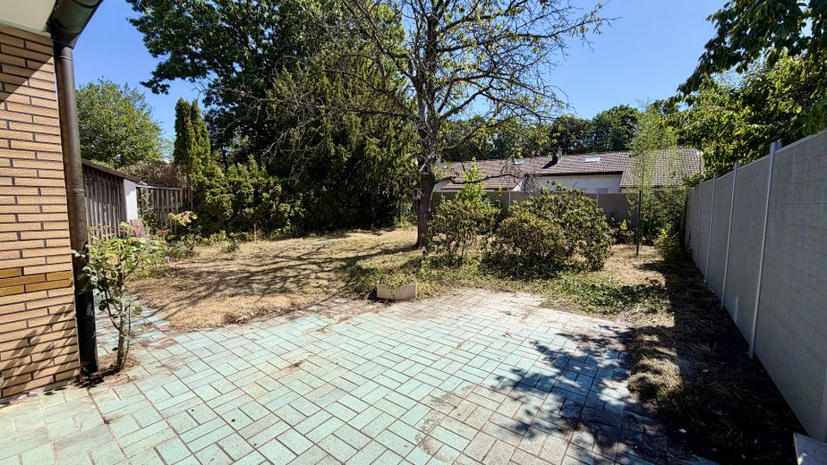 Rohdiamant in Top-Lage: Ebenerdiger Bungalow mit großem Garten – viel Platz für Familien – Blick in den Garten