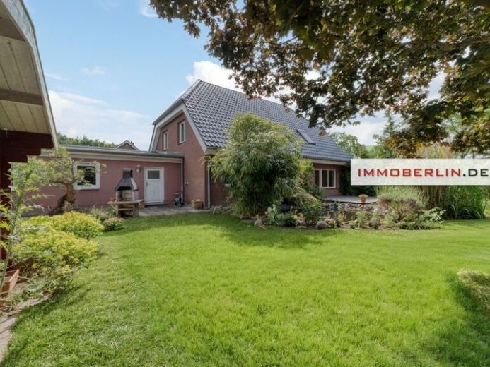 IMMOBERLIN.DE - Adrettes Haus mit Südwestgarten & Doppelgarage in ländlicher Lage – Foto 1