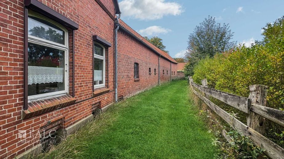 Großes Landhaus mit Einliegerwohnung, Stallungen, Koppeln &amp; Flusszugang auf 6.640 m² Traumgrundstück – Hausansicht