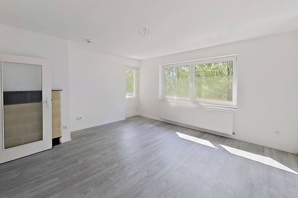 **FRISCH RENOVIERT** Helle 3-Zimmer-Wohnung mit BALKON und modernem Wannenbad