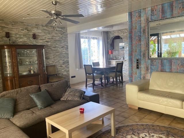Casa adosada familiar en esquina con jardín de invierno y zona de estar independiente – EG_Wohnzimmer