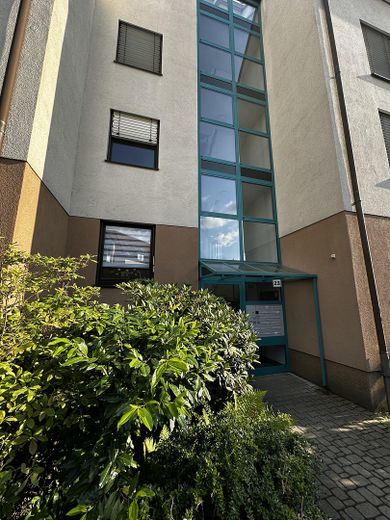 Gemütliche 3-Zimmer-Wohnung mit cleverem Extrazimmer und Garage – Hauseingang