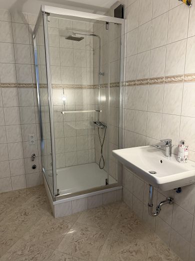 Modernisierte 4,5 Zimmer Wohnung mit Balkon, EBK und TG-Box in begehrter Wohnlage von Sindelfingen – Badezimmer