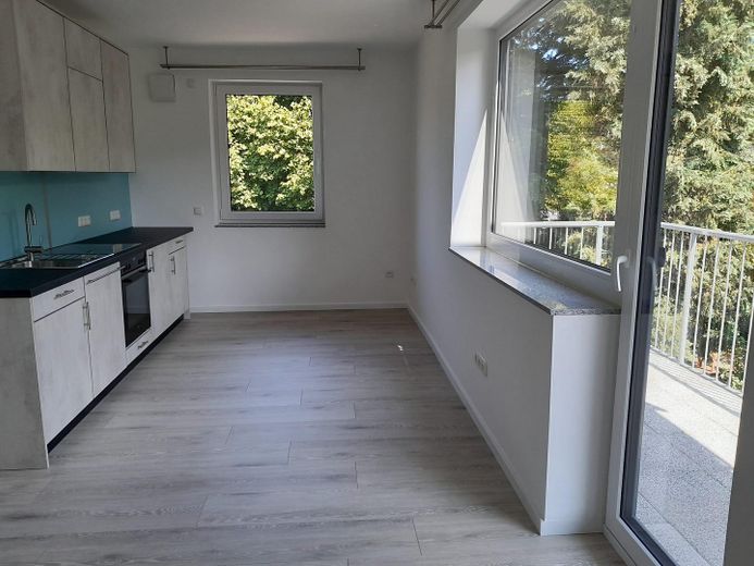 First occupancy after complete renovation/bright apartment approx. 43 m²/in the greenery with balcony/6 min walk to Westpark – Küche