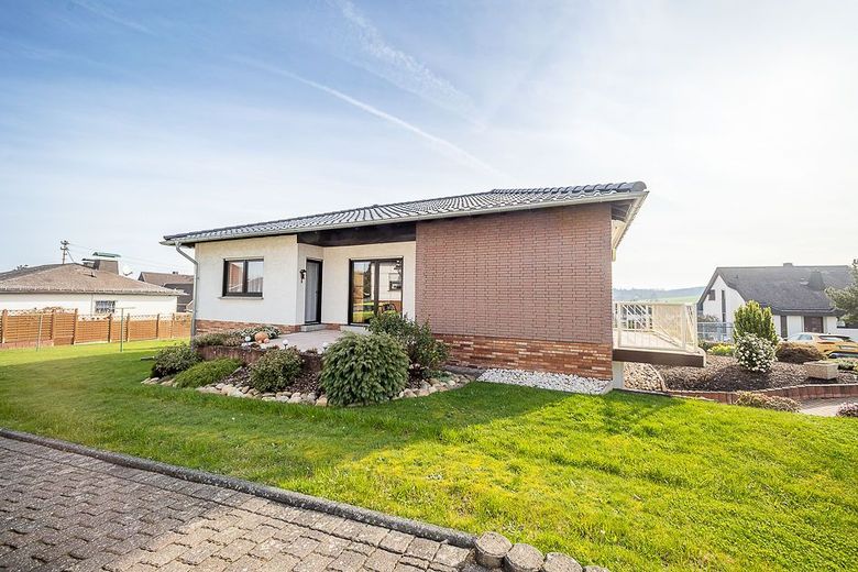 Sommer in Ihrem neuen Zuhause - Bungalow mit Terrasse - Balkon - Garage und viel Garten in Krunkel – Terrassenansicht