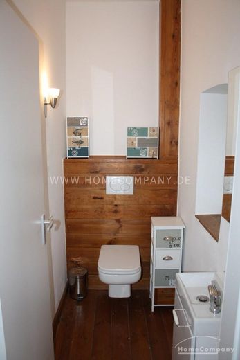 Große 3,5 Zi.-Altbauwhg., 2. OG, möbliert. Bad mit Wanne und Dusche, Balkon und kl. Garten zur gemeinschaftlichen Nutzung; Stellplatz vorhanden. – 873a64acd55343b0e208a56356b20b1af3005aad.jpg