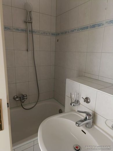 Schön geschnittene 3-Zimmer-Wohnung mit EINBAUKÜCHE, Personenaufzug, BALKON und Gäste-WC zu vermieten! – Bad
