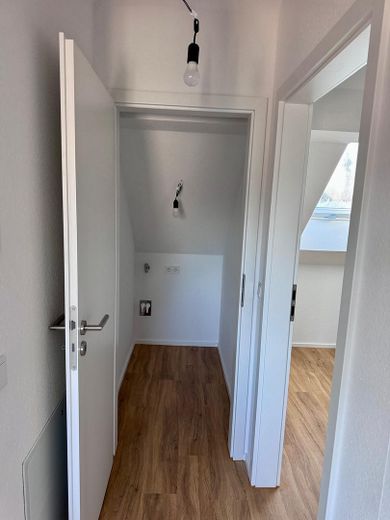 Kapsamlı tadilat sonrası ilk kullanım | KfW55 EE | 62 m² | Üst kat/çatı katı | İstasyona 2 dk. | Taşınmaya hazır 10/2026 – Abstellraum