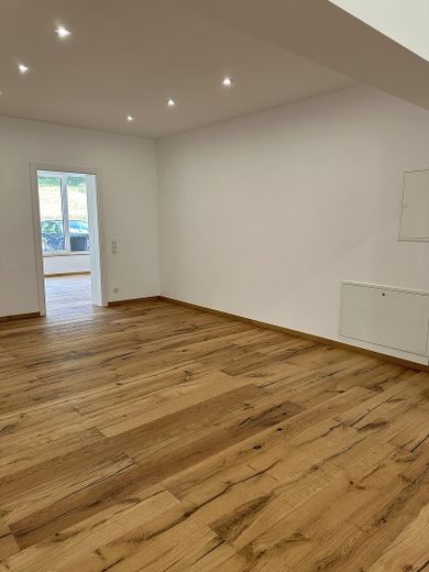 Appartamento al piano terra di 5 locali, cucina componibile, parquet, terrazza e giardino – Wohnzimmer