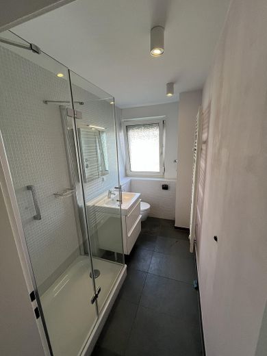 Modernisierte, helle 2-Zimmer-Wohnung mit Wohnküche – Bad