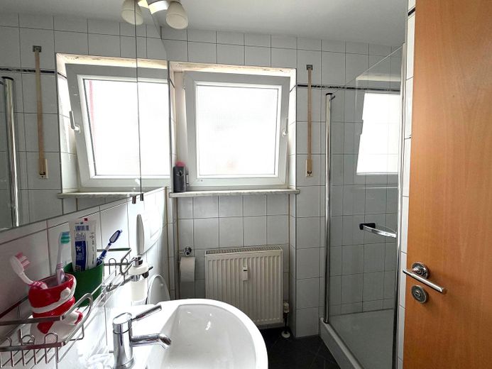 Placement financier avec perspectives – 2 logements loués + parking souterrain | 135 m² | 17.640 € de loyer annuel hors charges – 1-Zi.WHG Bad