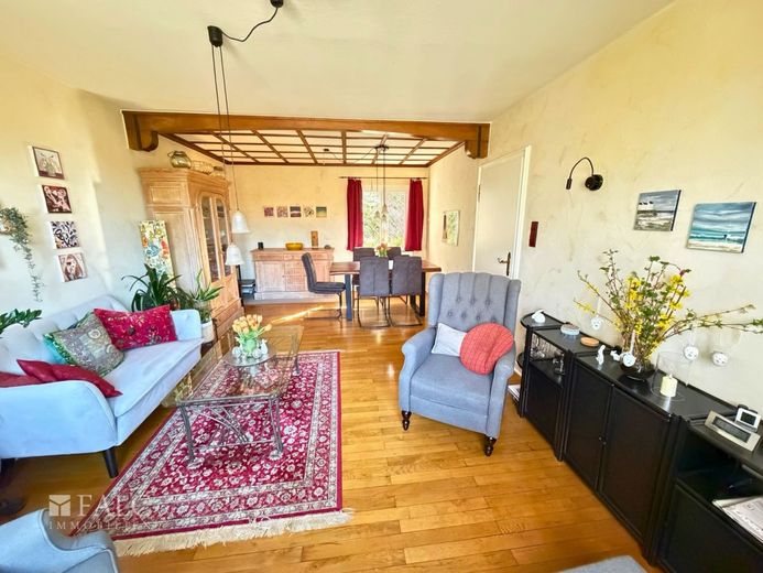 Charmantes Einfamilienhaus mit ELW und weiteren 20qm Zimmern im Untergeschoss mitten in der Natur – Wohnzimmer im Erdgeschoss