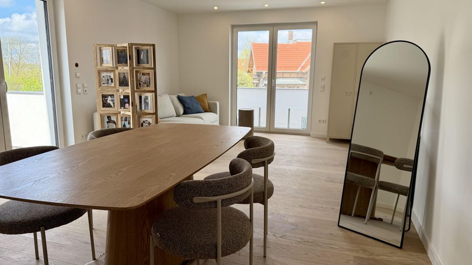Kernsaniertes Apartment bei der Outletcity 3 % Neubau AfA + KfW-Förderkredit mit Tilgungszuschuss – Wohn- Essbereich