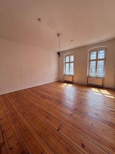 Provisyon yok. Neukölln'ün kalbinde ışıkla dolu ve geniş eski bina dairesi – Zimmer1