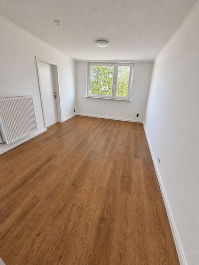 Kapitalanlage in Hannover-Mittelfeld – vermietete 2,5-Zimmer-Wohnung mit Aufzug – Wohnzimmer 