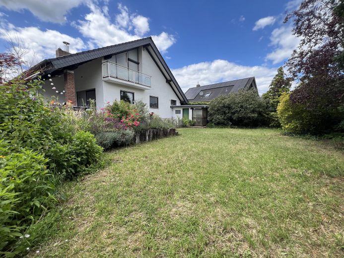 Hell und großzügig geschnitten - Freistehendes Einfamilienhaus mit Garten und Kamin – Foto 1