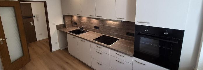 Erlangen-Frauenaurach’ta ankastre mutfaklı, yeni yenilenmiş 2 odalı daire – Küche Bild 1
