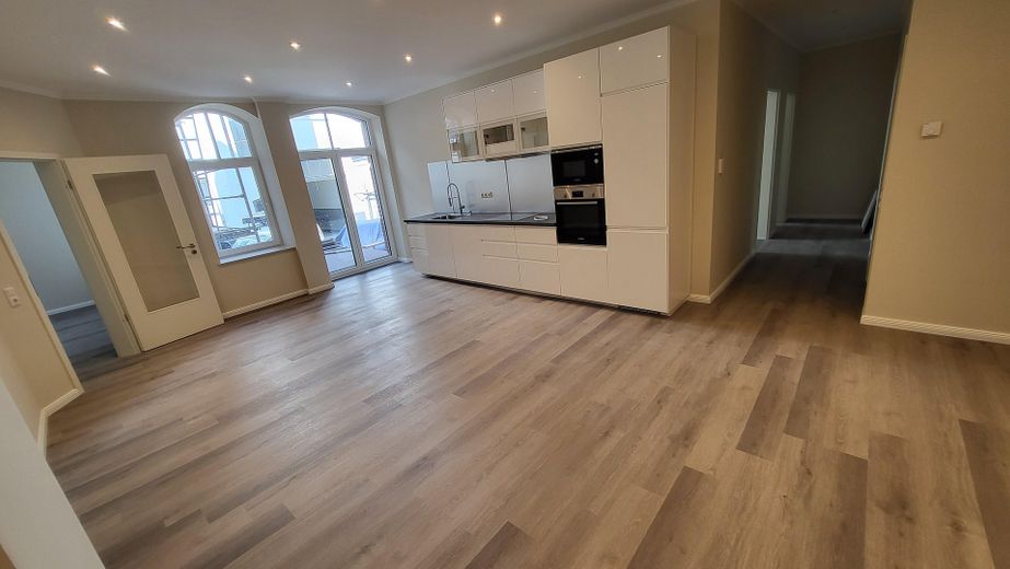 Top ground-floor 5-room KfW apartment with kitchen and balcony in a prime location in Wiesbaden Mitte – Küche & Wohnzimmer