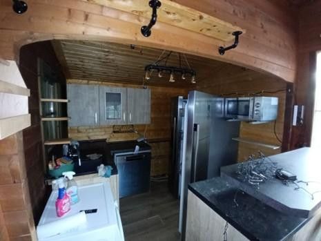 Ruhig, sicher und abseits von einer Stadt: Holzhaus Luxuslage im Wald eingebettet zwischen 3 Seen – Küche