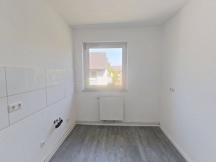 **FRISCH RENOVIERT** Helle 3-Zimmer-Wohnung mit BALKON und modernem Wannenbad – Ansicht I: Küche