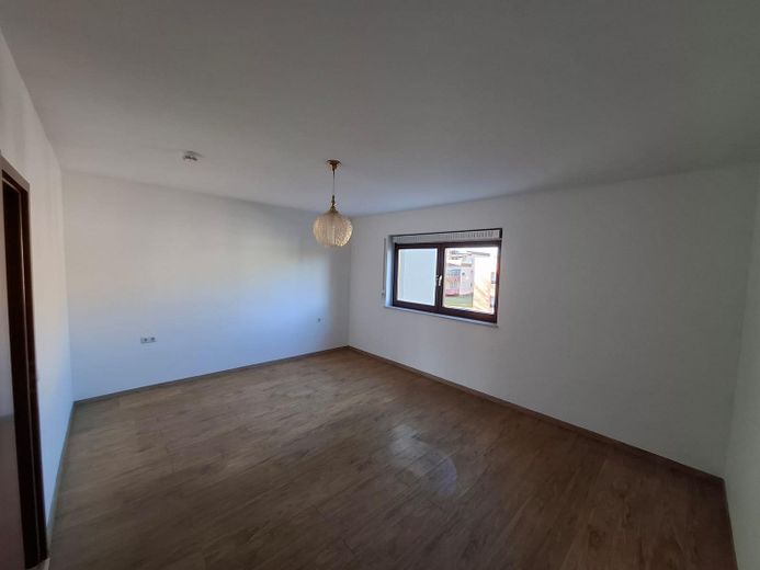 Państwa dom w sercu Bad Windsheim z zabudowaną kuchnią i balkonem – Foto 9