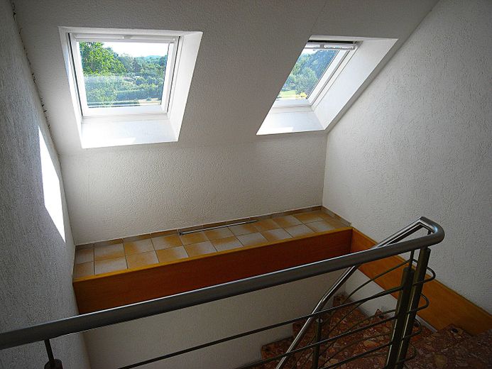 Solides MFH, Schweriner Stadtrand, als Investment o. Eigennutzung, sof. bezugsfähig, 2.505m² Grdst. – Treppe rechts b