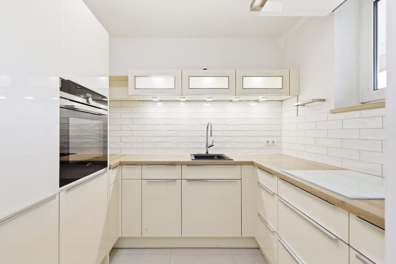 Luminoso appartamento di 2,5 locali con ampio balcone esposto a sud-ovest e cucina componibile – EBK