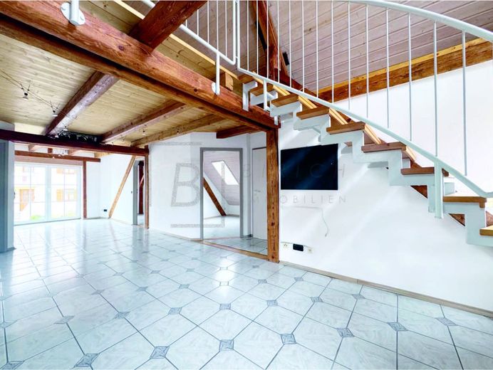 Galeriewohnung im Fachwerkstil - 5 Zimmer mit Loftcharakter &amp; 2 Stellplätzen – Treppe zur Galerieebene