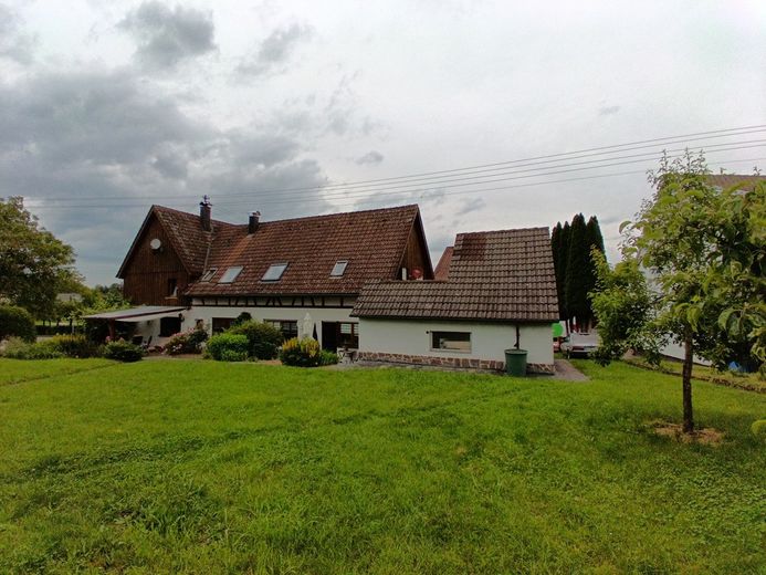 Apartment building / 4 apartments in a green setting / large garden / pond / living close to nature – Photo 1