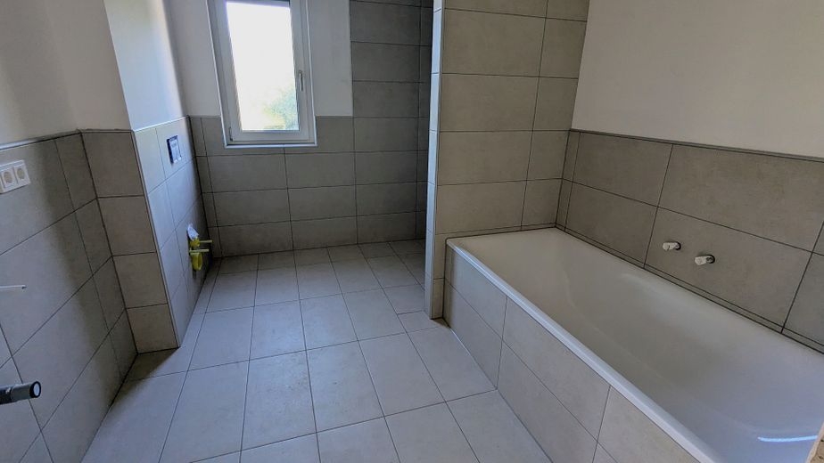 Yeni binada zemin katta 4 odalı daire, ilk kullanım, teras + bahçe, ankastre mutfak, Wallbox donanımlı kapalı otopark yeri – Bad - noch nicht fertig