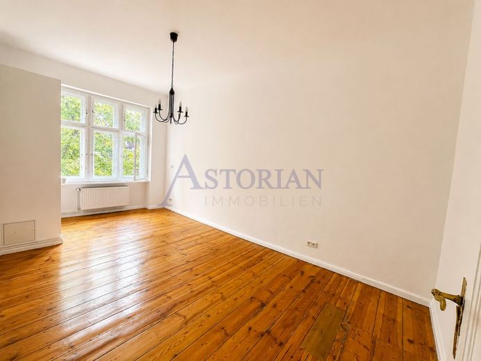 Bezugsfrei! Altbaucharme mit Gestaltungspotenzial - 2,5 Zimmer im Herzen von Friedrichshain – Zimmer 2