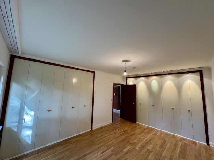 Heller 5-Zimmer-Bungalow mit Kamin, großem Garten & Doppelgarage | Stadtgrenze Hamburg – Schlafzimmer